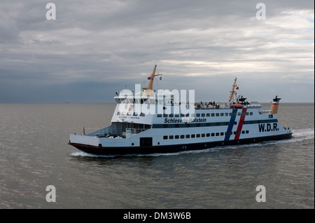 Le traversier M/V Schleswig-Holstein à mi-chemin entre Wyk suis Föhr et Dagebüll. Banque D'Images