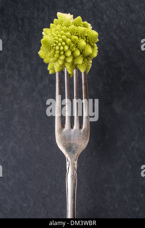 Le brocoli Romanesco sur une fourchette Banque D'Images