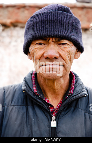 Le Ladakh, Inde - 14 juillet 2009 : un vieil homme se présente et pose pour l'appareil photo Banque D'Images