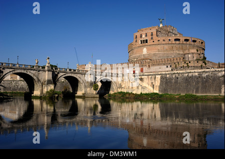 Italie, Rome, Tibre, pont Ponte Sant'Angelo et Castel Sant'Angelo Banque D'Images