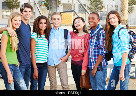 Groupe d'élèves adolescents en dehors de la classe Banque D'Images