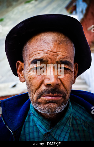 Le Ladakh, Inde - 15 juillet 2009 : un vieil homme pose pour un portrait à l'extérieur du monastère de Rizong Banque D'Images