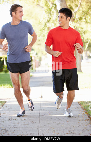 Deux coureurs homme exerçant sur la rue de banlieue Banque D'Images