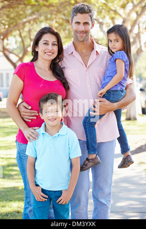 Portrait de famille sur la rue de banlieue Banque D'Images