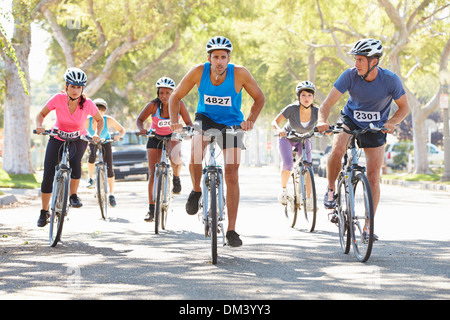 Groupe de cyclistes sur la rue de banlieue Banque D'Images