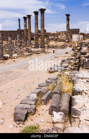 À l'avenue Decumanus les vestiges romains de l'antique Bosra, Syrie Banque D'Images