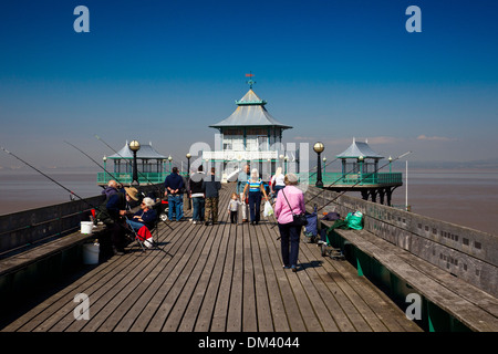 Le pont promenade menant au pavillon sur le pier head à Clevedon, North Somerset, England, UK Banque D'Images