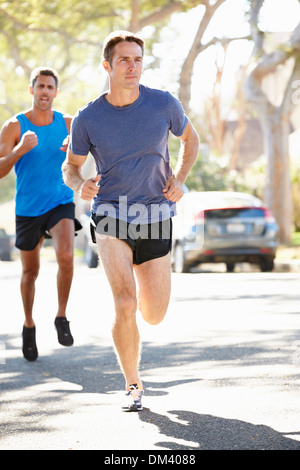 Coureurs homme exerçant sur la rue de banlieue Banque D'Images