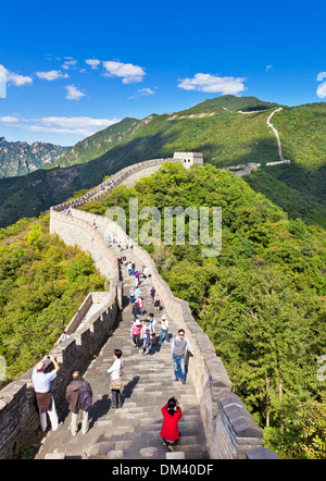 Les touristes qui visitent la Grande Muraille de Chine, Site du patrimoine mondial de l'UNESCO, District de Mutianyu, Beijing, China, Asia Banque D'Images