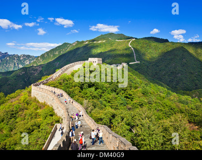 Les touristes qui visitent la Grande Muraille de Chine, Site du patrimoine mondial de l'UNESCO, District de Mutianyu, Beijing, China, Asia Banque D'Images