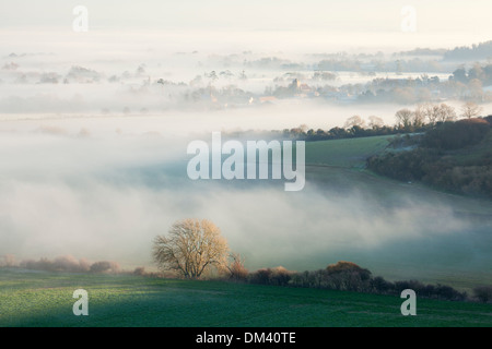 Couches de brume sur le parc national des South Downs près de Firle dans l'East Sussex, Angleterre Banque D'Images