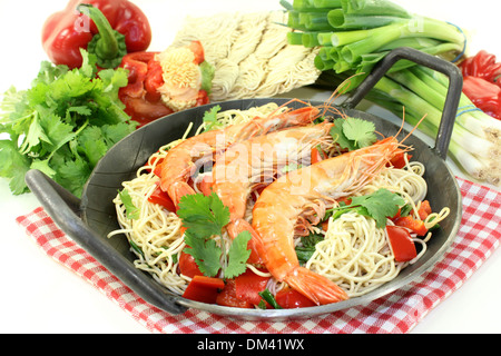 Gambas black tiger sur nouilles Mie avec légumes Banque D'Images