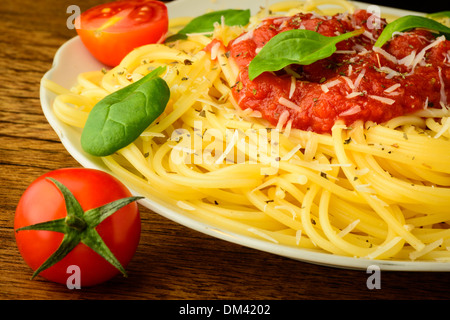 Spaghetti traditionnelles pâtes avec sauce tomate sur une plaque Banque D'Images