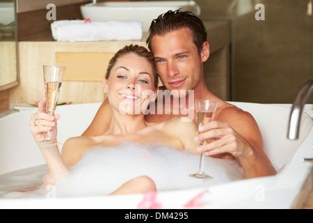 Couple Drinking Champagne ensemble baignoire Banque D'Images