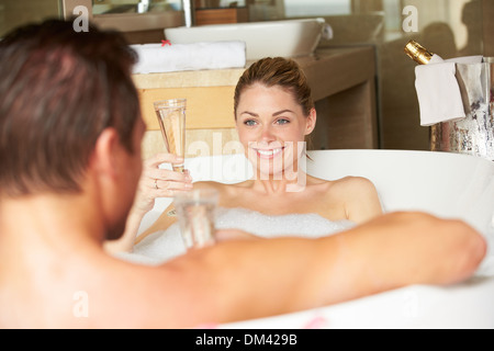 Couple Drinking Champagne ensemble baignoire Banque D'Images