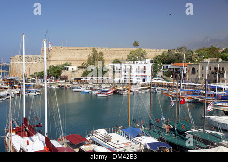 Bateaux dans port de Kyrenia CHYPRE DU NORD 25 mai 2013 Banque D'Images