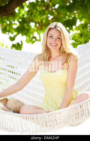 Woman Relaxing In Hammock Beach Banque D'Images