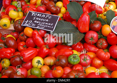 Heirloom Frais des tomates pour la vente au marché du Cours Saleya à Nice, France Banque D'Images