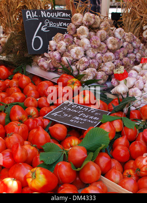 Les tomates et l'ail frais à la vente à la marché Cours Saleya à Nice, France Banque D'Images