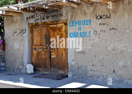 Le Ladakh, Inde - 16 juillet 2009 : le graffiti sur un mur à lire 'La lèpre est guérissable" et "savoir pour le SIDA LE SIDA n' Banque D'Images