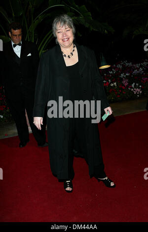 Mar. 16, 2002 - Los Angeles, Californie - 4E ÉDITION LES CONCEPTEURS DE COSTUMES GUILD AWARDS.À L'hôtel Beverly Hills Los Angeles, CA.KATHY BATES. BARRETT FITZROY / 03-16-2002 K24422FB (D)(Image Crédit : © Globe Photos/ZUMAPRESS.com) Banque D'Images