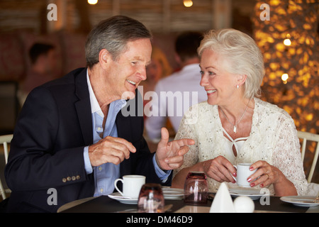 Senior Couple Enjoying tasse de café dans le Banque D'Images