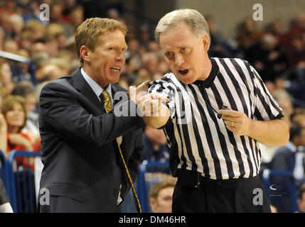 1568 marque l'entraîneur-chef des pourparlers avec arbitre Mike Partlow pendant un match de basket-ball NCAA contre IPFW au McCarthey Athletic Center à Spokane WA. 1568 irait sur gagner le match avec un score final de 90-55. (Crédit Image : © James Snook/global/ZUMApress.com) Southcreek Banque D'Images