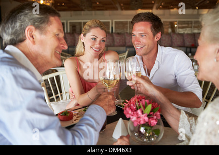 Groupe d'amis Enjoying Meal In Restaurant Banque D'Images