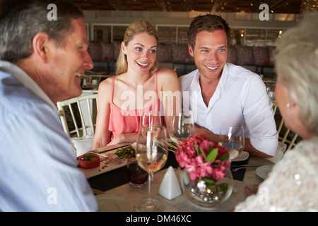 Groupe d'amis Enjoying Meal In Restaurant Banque D'Images