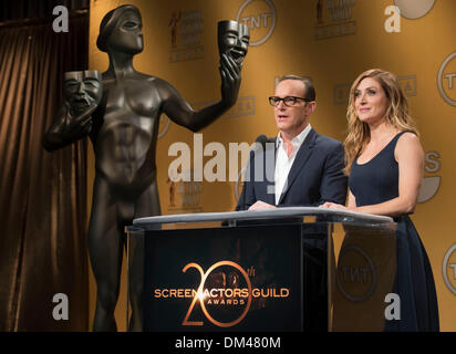 Los Angeles, USA. Dec 11, 2013. L'actrice Sasha Alexander (R) et l'acteur Clark Gregg annoncer les nominations des Screen Actors Guild (SAG) Awards à Los Angeles, États-Unis, le 11 décembre, 2013. Crédit : Yang Lei/Xinhua/Alamy Live News Banque D'Images