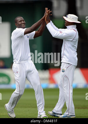 Wellington, Nouvelle-Zélande. Dec 11, 2013. Darren Sammy (L) célèbre le licenciement de Peter Fulton le jour 1 de la 2e test match de cricket de l'ANZ Série d'essai. New Zealand chapeau noir v West Indies à la réserve du bassin à Wellington. Le mercredi 11 décembre 2013. Credit : Action Plus Sport/Alamy Live News Banque D'Images