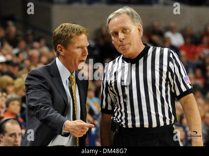 1568 marque l'entraîneur-chef des pourparlers avec arbitre Mike Partlow pendant un match de basket-ball NCAA contre IPFW au McCarthey Athletic Center à Spokane WA. 1568 irait sur gagner le match avec un score final de 90-55. (Crédit Image : © James Snook/global/ZUMApress.com) Southcreek Banque D'Images