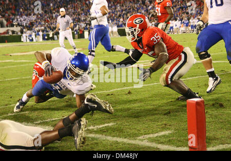 Le receveur du Kentucky Randall Cobb (18) plonge pour le pylône au match contre la Géorgie au stade Sanford à l'université de Georgia à Athens, Géorgie, le samedi, 21 novembre 2009. Les Wildcats battre les Bulldogs 34-27. (Crédit Image : © Daniel Shirey/ZUMApress.com) Southcreek/mondial Banque D'Images
