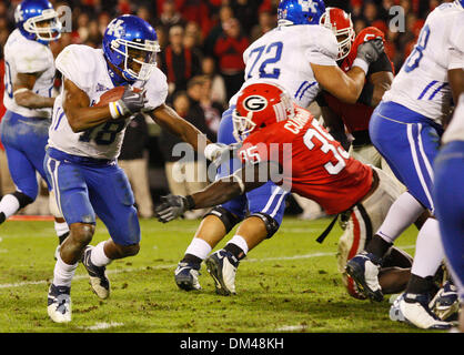 Le receveur du Kentucky Randall Cobb (18) bras raide Géorgie Rennie Curran linebacker (35) lors du match contre la Géorgie au stade Sanford à l'université de Georgia à Athens, Géorgie, le samedi, 21 novembre 2009. Les Wildcats battre les Bulldogs 34-27. (Crédit Image : © Daniel Shirey/ZUMApress.com) Southcreek/mondial Banque D'Images