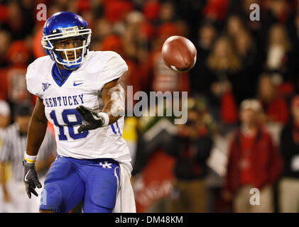 Le receveur du Kentucky Randall Cobb (18) emplacements la balle lors du match contre la Géorgie au stade Sanford à l'université de Georgia à Athens, Géorgie, le samedi, 21 novembre 2009. Les Wildcats battre les Bulldogs 34-27. (Crédit Image : © Daniel Shirey/ZUMApress.com) Southcreek/mondial Banque D'Images