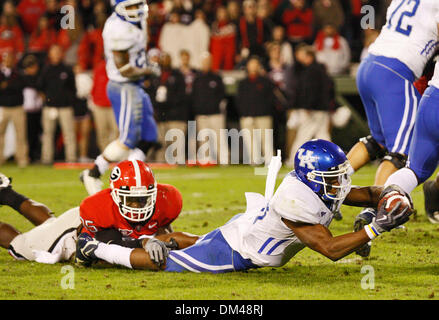Le receveur du Kentucky Randall Cobb (18) est abordé par la Géorgie de secondeur Rennie Curran (35) lors du match contre la Géorgie au stade Sanford à l'université de Georgia à Athens, Géorgie, le samedi, 21 novembre 2009. Les Wildcats battre les Bulldogs 34-27. (Crédit Image : © Daniel Shirey/ZUMApress.com) Southcreek/mondial Banque D'Images