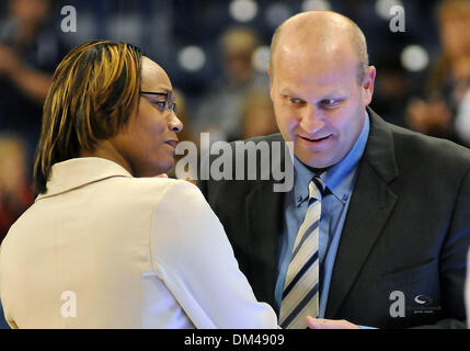 L'entraîneur-chef Washington Tia Jackson, gauche, serre la main de l'entraîneur-chef Gonzaga Kelly tombe avant un match de basket-ball de NCAA au McCarthey Athletic Center à Spokane WA. (Crédit Image : © James Snook/global/ZUMApress.com) Southcreek Banque D'Images