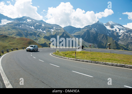 Voiture et moto sur route de montagne en Autriche, le Grossglockner pass-Strasse, Tyrol, Autriche, Banque D'Images