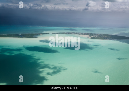 Vue aérienne de Key ou Caye Caulker sur la barrière de corail au large de la côte du Belize Banque D'Images
