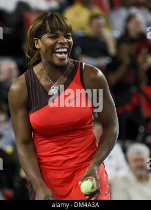 Serena Williams rit à une blague à propos de son traitement des juges de ligne à Rock n' en raquettes Stegeman Colisée à l'université de Georgia à Athens, Géorgie, le samedi, 12 décembre 2009. (Crédit Image : © Daniel Shirey/ZUMApress.com) Southcreek/mondial Banque D'Images