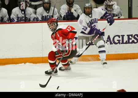 Des employés de la NCAA Jeu - SLU's Alex Curran (17) se déplace autour du NU Bryan Haczyk (22) dans la première période. NU mène le jeu 2-0. Le jeu a eu lieu à Dwyer Arena à Niagara Falls, New York, États-Unis d'Amérique. (Crédit Image : © Nicholas Serrata/ZUMApress.com) Southcreek/mondial Banque D'Images