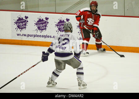 Des employés de la NCAA Jeu - SLU's Kyle Flanagan cherche un coéquipier comme NU'est Bryan Haczyk lui écrans lors de la 2e période. NU mène le jeu 3-2. Le jeu a eu lieu à Dwyer Arena à Niagara Falls, New York, États-Unis d'Amérique. (Crédit Image : © Nicholas Serrata/ZUMApress.com) Southcreek/mondial Banque D'Images