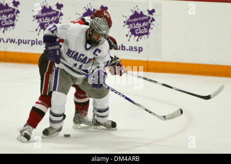 Des employés de la NCAA - Jeu de Ryan Olidis NU (11) se déplace autour de SLU's Brandon Bollig (81) au cours de la troisième période. NU a gagné le match 4-3. Le jeu a eu lieu à Dwyer Arena à Niagara Falls, New York, États-Unis d'Amérique. (Crédit Image : © Nicholas Serrata/ZUMApress.com) Southcreek/mondial Banque D'Images