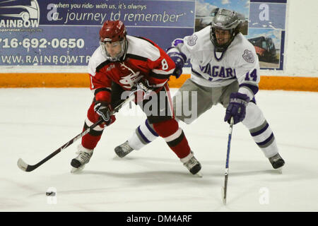 Des employés de la NCAA Jeu - SLU's Ricky Carden (8) et Nu'est Derek mousse (14) Rendez-vous après la rondelle au cours de la troisième période. NU a gagné le match 4-3. Le jeu a eu lieu à Dwyer Arena à Niagara Falls, New York, États-Unis d'Amérique. (Crédit Image : © Nicholas Serrata/ZUMApress.com) Southcreek/mondial Banque D'Images