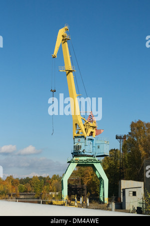 Grue de levage jaune plus de ciel bleu clair Banque D'Images