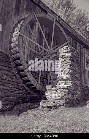 Un ancien moulin à eau avec roue en noir et blanc. Banque D'Images