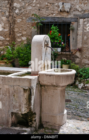 Fontaine antique, Saint-Paul-de-Vence, dans le sud-est de la France, French Riviera, Europe Banque D'Images