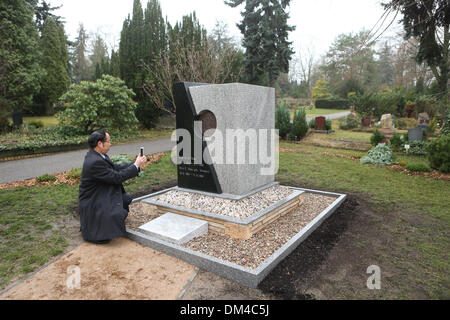 Berlin, Allemagne. Dec 11, 2013. Un homme prend des photos du Monument de John Rabe avant la cérémonie d'inauguration à Berlin, Allemagne, le 11 décembre, 2013. La cérémonie d'ouverture de la memorial cemetery dédié à Siemens John Rabe, qui a sauvé la vie de centaines de milliers de Chinois à Nanjing pendant la Seconde Guerre mondiale, s'est tenue à Berlin mercredi. (Xinhua/Zhang Fan) Credit : Zhang Fan/Xinhua/Alamy Live News Banque D'Images