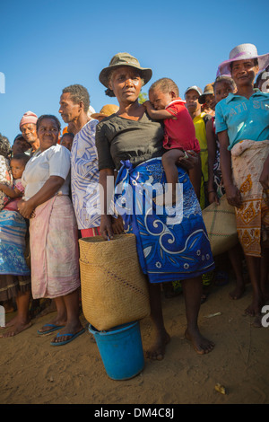 La mère et l'enfant à un marché dans le district de Vatomandry, Madagascar. Banque D'Images