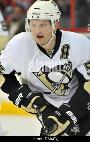 7 Février 2010 : Washington D.C. Verizon Center. .Les Penguins de Pittsburgh le défenseur Sergei Gonchar # 55 au cours de la LNH entre les Penguins de Pittsburgh à Washington. Sans aucun doute le jeu de la saison, Caps étirer leur strie wining à 14, en prenant la victoire aujourd'hui en prolongation, 5-4, 4-1 après retrait de la seconde. (Crédit Image : © Roland Pintilie/global/ZUMApress Southcreek.c Banque D'Images